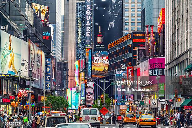 times square valla publicitaria en los edificios - broadway fotografías e imágenes de stock