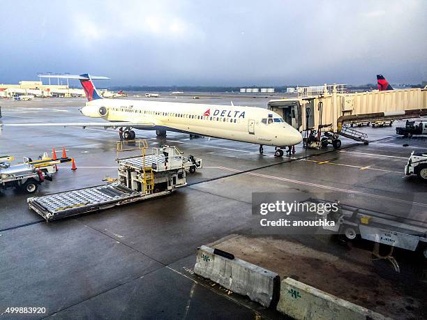 delta airlines airplane at atlanta airport, usa - atlanta airport stock pictures, royalty-free photos & images