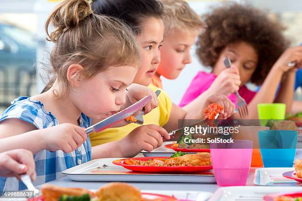 crianças a comer alimentação aos alunos - cantina imagens e fotografias de stock