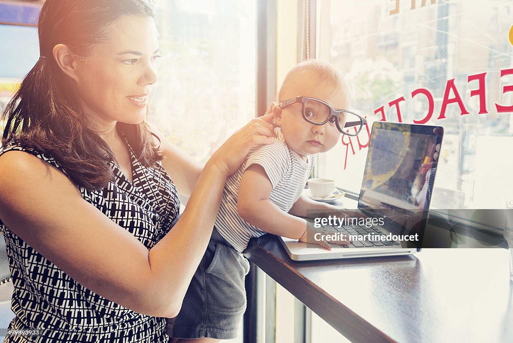 Urban Mutter Arbeit und Familie in einer öffentlichen Café.