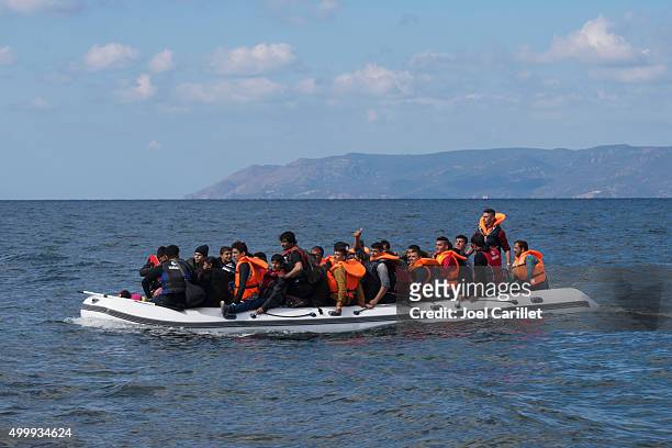 migrants travel to greece by boat - refugee crisis stockfoto's en -beelden