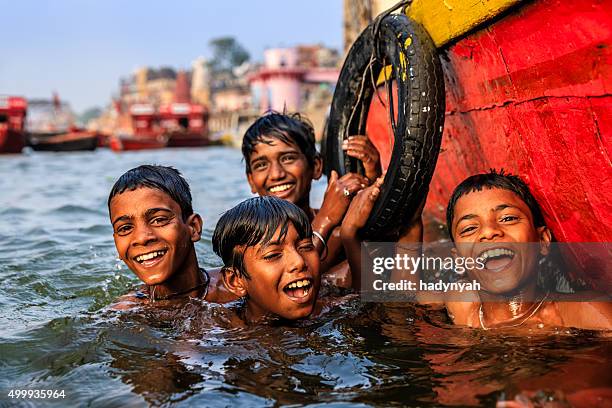 kleine jungen, die spaß in ganges, varanasi - ganges stock-fotos und bilder