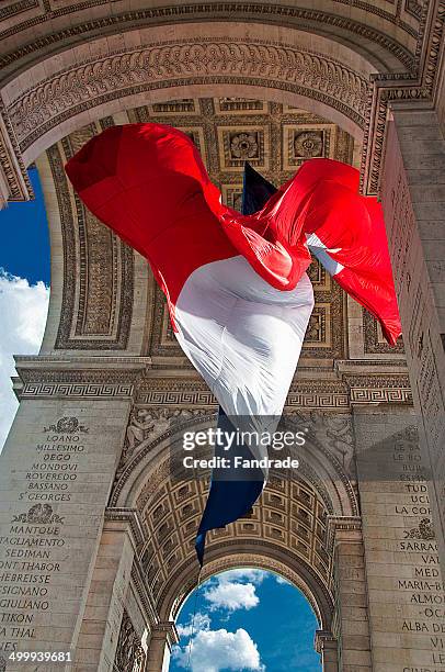 bandeira da frança no arco de triunfo, paris - paris frança stock-fotos und bilder