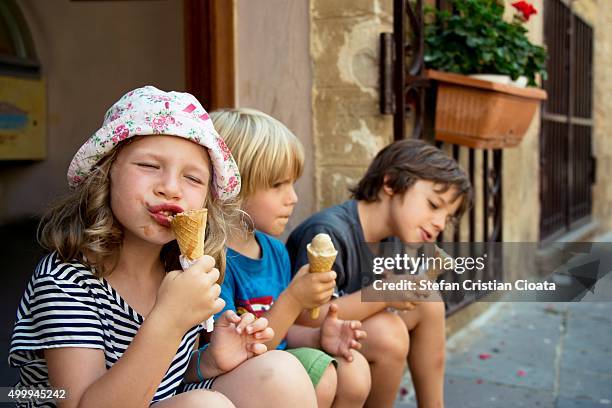 enjoying icecream - kinder ferien stock-fotos und bilder