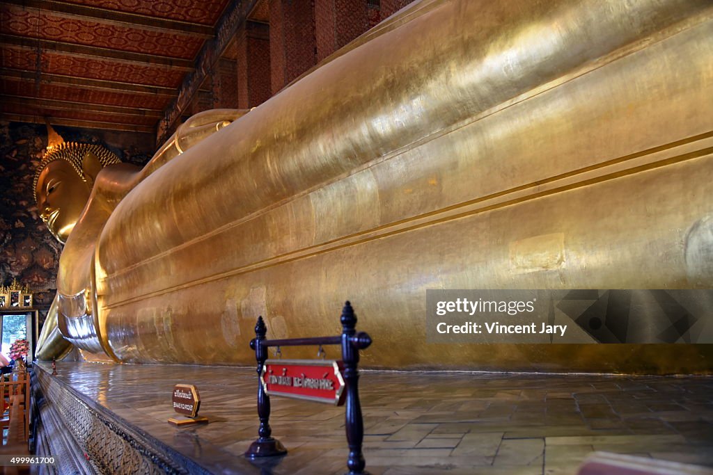 Wat Pho buddha lying down gold bangkok