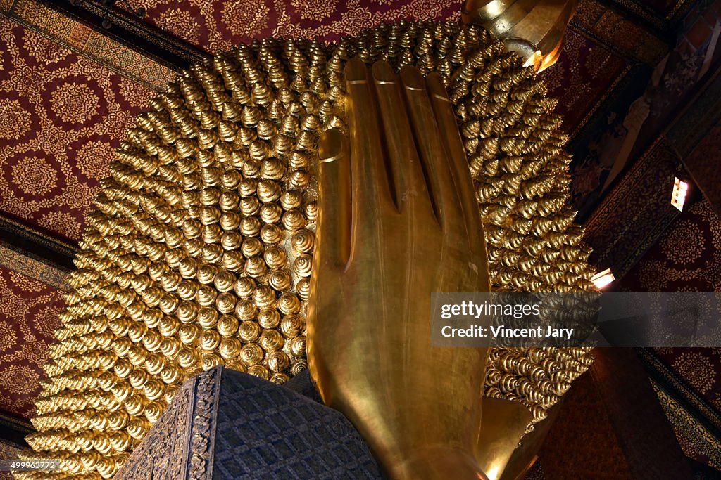 Wat Pho buddha lying down gold bangkok