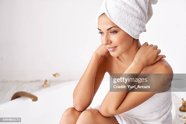 take the time to treat yourself - beautiful woman bath stockfoto's en -beelden