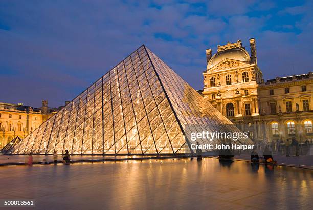 the louvre, paris, france - pyramide du louvre stock pictures, royalty-free photos & images