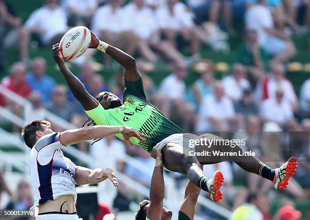 Seabelo Senatia of South Africa in action against the USA in the Cup quarter final match during the Emirates Dubai Rugby Sevens - HSBC World Rugby...