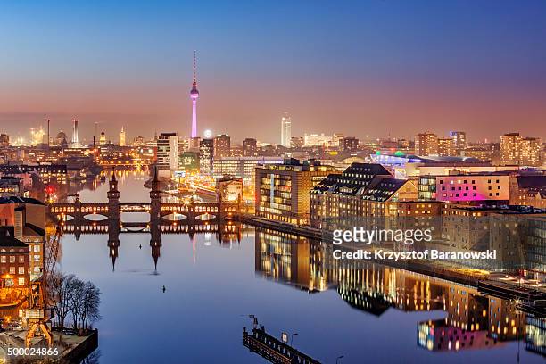 mediaspree panorama at dusk - berlin fernsehturm stock-fotos und bilder