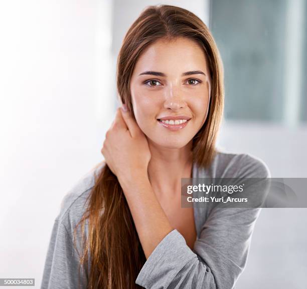 ich möchte mein lächeln zu atemberaubenden! - hand in den haaren stock-fotos und bilder