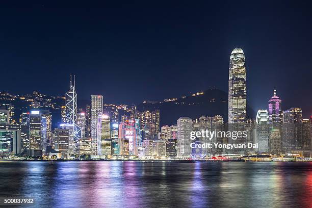 hong kong skyline at night - victoria harbour hong kong stock-fotos und bilder