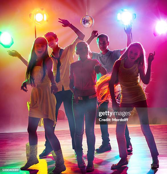 teenager tanzen im farbenfrohen strahlen - teenage girl club stock-fotos und bilder