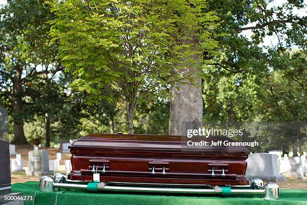 coffin lowering into grave in military cemetery, arlington, virginia, united states - sarg stock-fotos und bilder