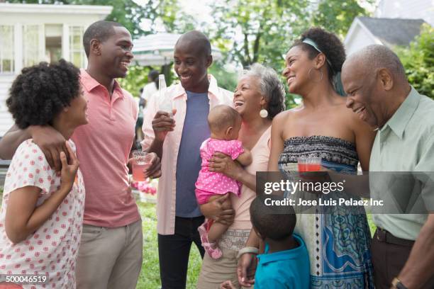 multi-generation family enjoying backyard barbecue - 勞動節 北美假日 個照片及圖片檔