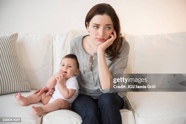 mother with new baby suffering from postpartum depression - depressed mother stockfoto's en -beelden