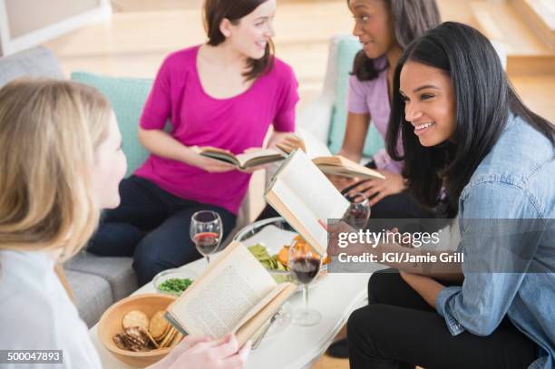 friends discussing books together - club de lectura fotografías e imágenes de stock