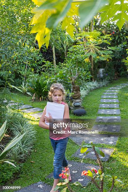 caucasian girl with notebook in backyard - chasse au trésor photos et images de collection