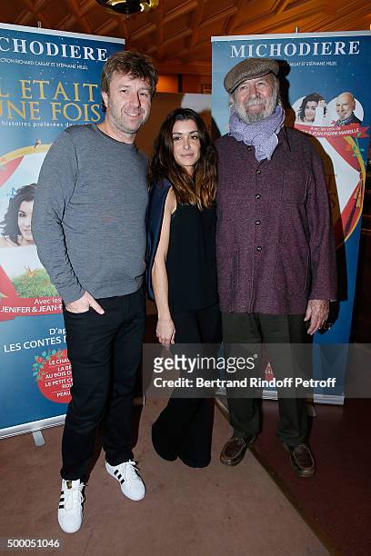 Director Richard Caillat poses with Narrators Jennifer and Jean-Pierre Marielle during the "Il Etait Une Fois" Theater Play at Theatre de La...