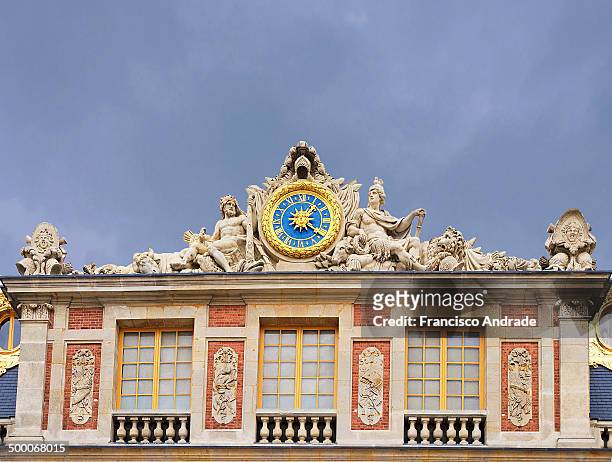 Clock and classical facade of the Palace of Versailles . Relógio e Fachada classica do Palacio de Versalhes.