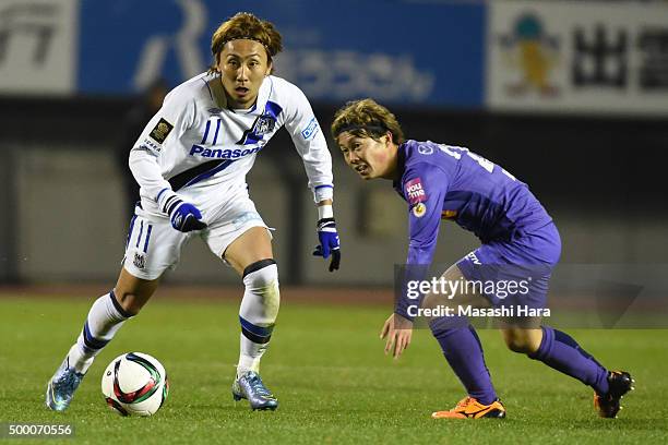 Shu Kurata of Gamba Osaka in action during the J.League 2015 Championship final 2nd leg match between Sanfrecce Hiroshima and Gamba Osaka at the...