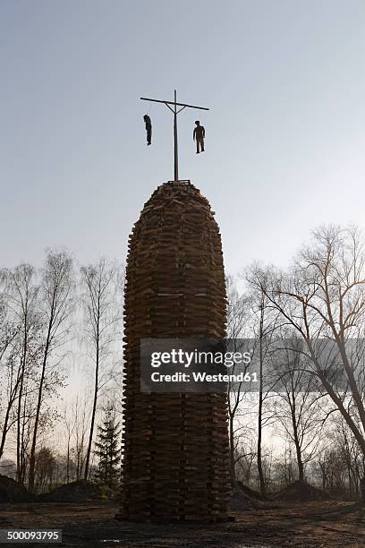 austria, vorarlberg, rhine valley, lauterach, wood tower with witches for bonfire - hanging gallows stockfoto's en -beelden