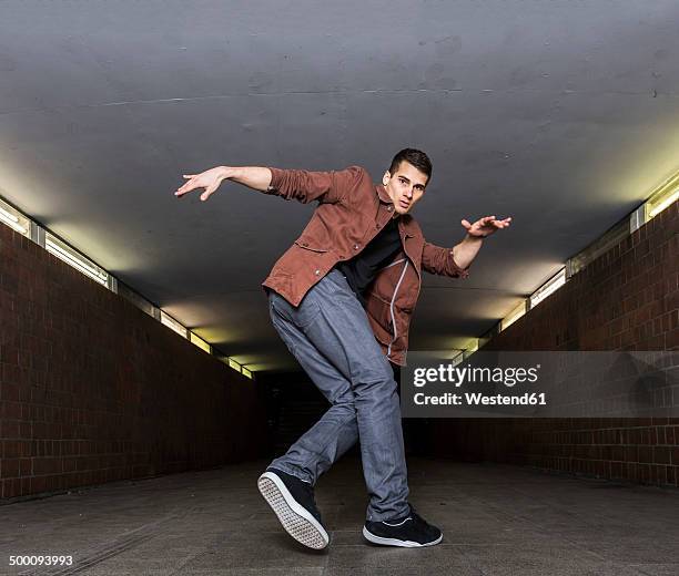 young breakdancer in underpass - hip hop dance fotografías e imágenes de stock