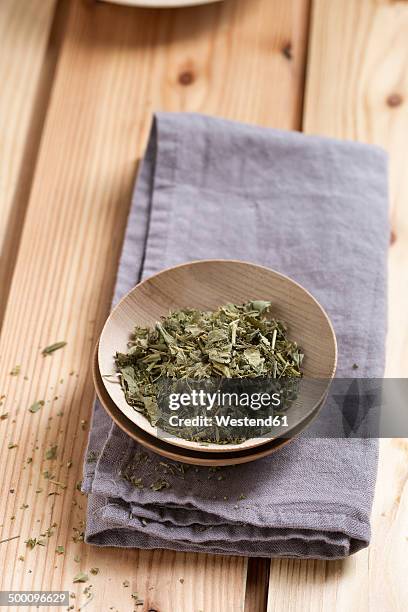 rasberry leaves, rubi idaei folium, pregnancy tea in a bowl - himbeerpflanze stock-fotos und bilder