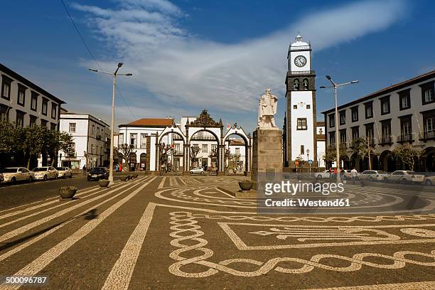 portugal, azores, sao miguel, town gate and church of ponta delgada - ponta delgada stock-fotos und bilder