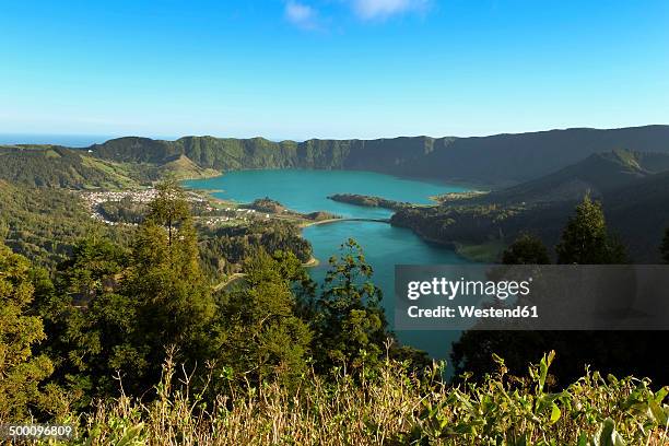 portugal, azores, sao miguel, view from caldeira das sete cidades to lagoa azul and lagoa verde - agua estancada fotografías e imágenes de stock