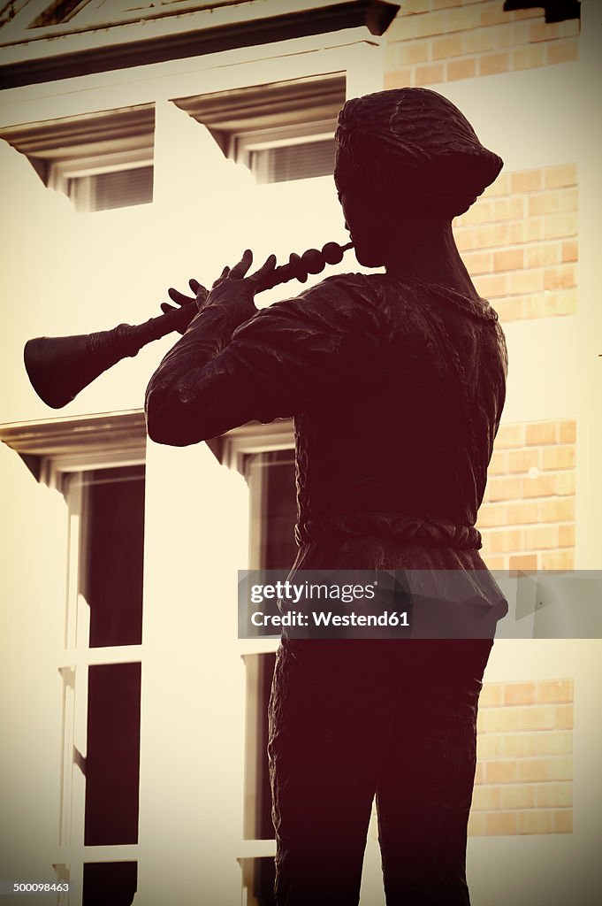 Germany, Lower Saxony, Hameln, Statue Pied Piper of Hamelin