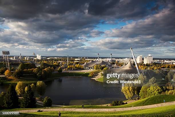 germany, bavaria, munich, view to olympic park, olympic lake - parque-olímpico-local - fotografias e filmes do acervo