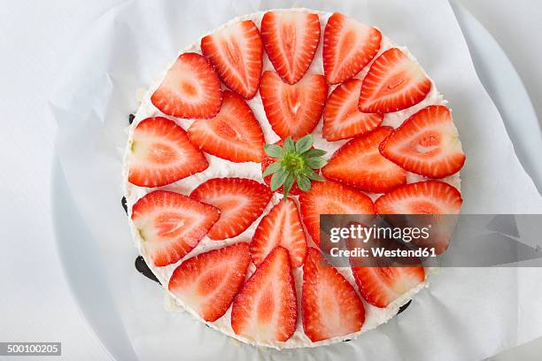 garnished strawberry cream cheese tart, elevated view - strawberries and cream stock-fotos und bilder