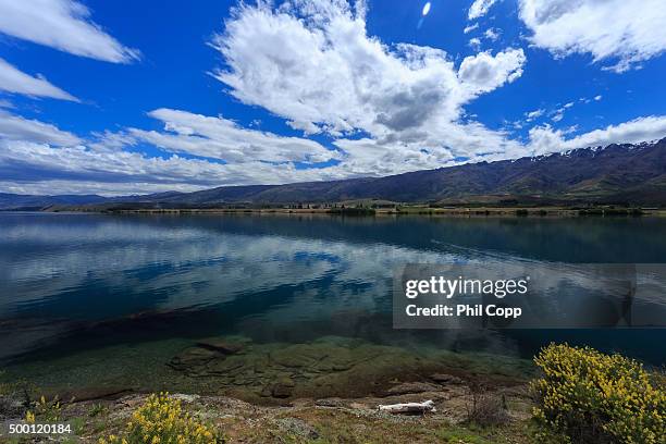 lake reflections - lake dunstan stock-fotos und bilder