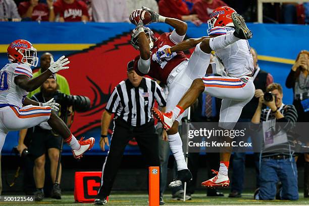 Wide receiver ArDarius Stewart of the Alabama Crimson Tide catches a third quarter touchdown past defensive back Vernon Hargreaves III of the Florida...