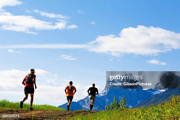 trail running laufen - color intensity stock-fotos und bilder