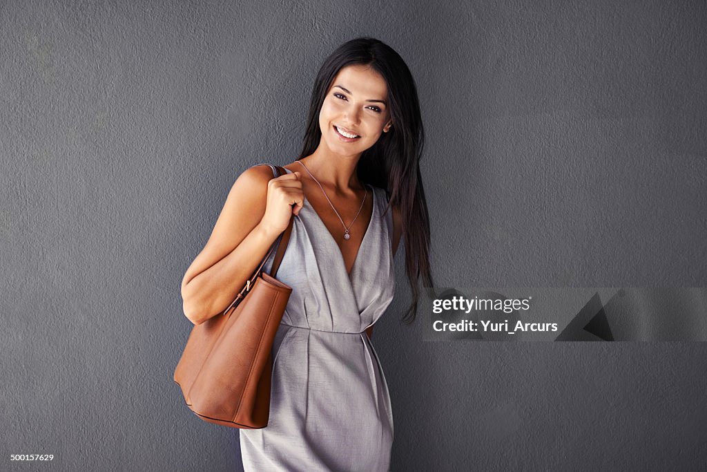 Sie packen eine Handtasche mit einem Lächeln