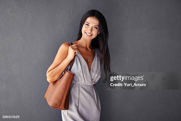 elle emballage un sac à main et le sourire. - collier et femme photos et images de collection