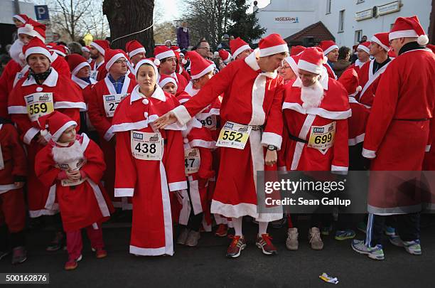 Participants dressed as Santa Claus wait to start in the 7th annual Michendorf Santa Run on December 6, 2015 in Michendorf, Germany. A record 900...