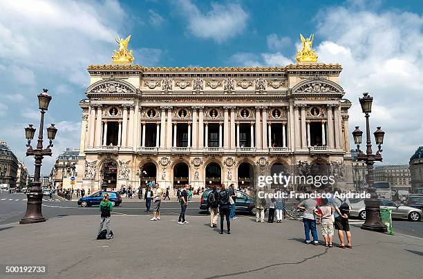 The imposing neo-Baroque architecture style of the Opera Garnier or Palais Garnier, Paris France. A imponente arquitetura estilo neo barroco da Ópera...