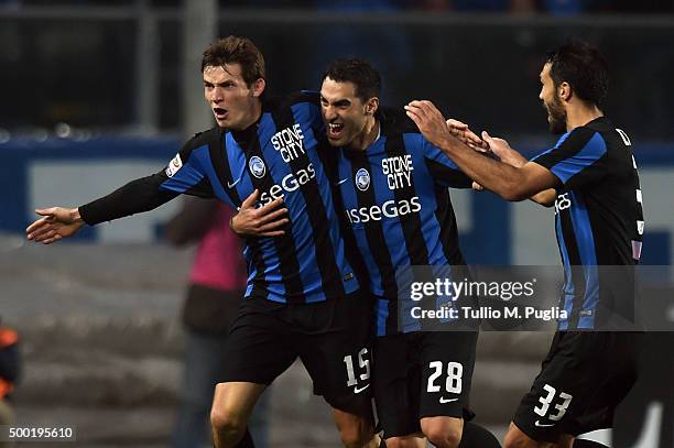 Marten De Roon of Atalanta celebrates after scoring his team's third goal during the Serie A match between Atalanta BC and US Citta di Palermo at...