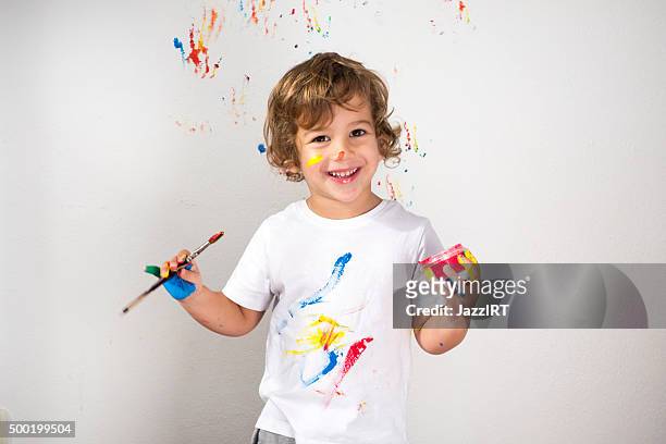 junge zeigt bunte farbe auf seine hände - malen lackieren stock-fotos und bilder