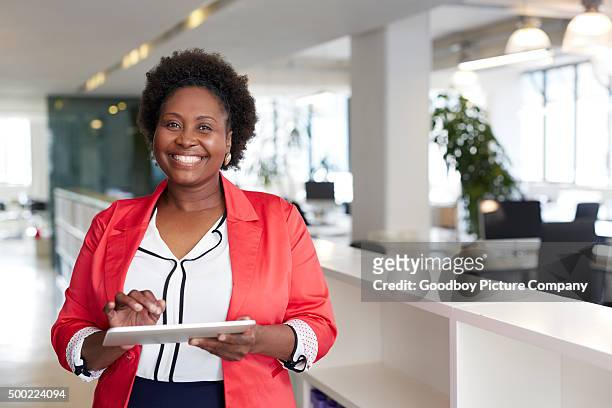 er hat alle funktionen ich brauchen, und vieles mehr! - woman smiling using digital tablet stock-fotos und bilder