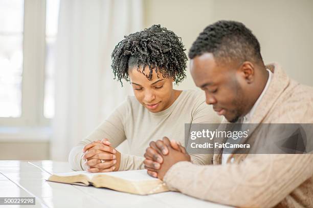 pareja juntos rezar - pray fotografías e imágenes de stock