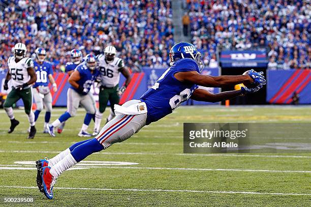 Rueben Randle of the New York Giants makes a catch against the New York Jets at MetLife Stadium on December 6, 2015 in East Rutherford, New Jersey.