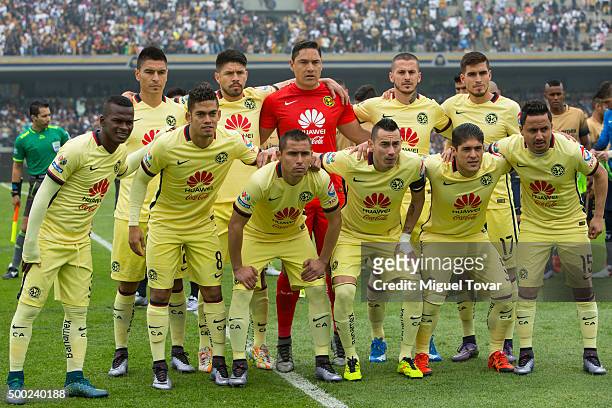 Players of America pose for pictures during the semifinals second leg match between Pumas UNAM and America as part of the Apertura 2015 Liga MX at...