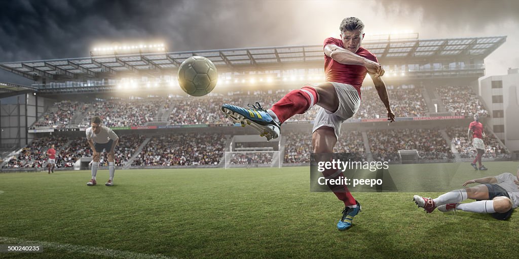 Fußball Spieler treten Ball