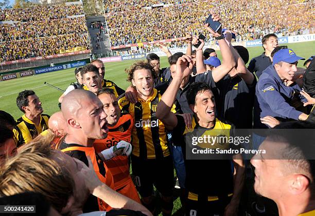Diego Forlan of Peñarol celebrates with his teammates after winning a final match between Penarol and Juventud as part of Torneo Apertura 2015 at...