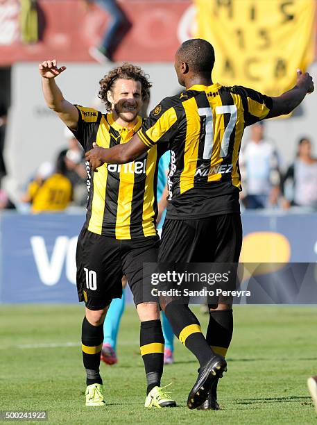 Diego Forlan and Marcelo Zalayeta of Penarol celebrate their victory after a match between Penarol and Juventud as part of Torneo Apertura 2015 at...