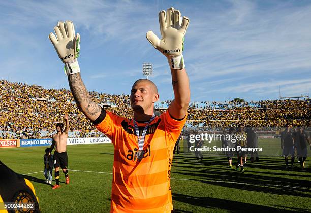 Gaston Guruceaga goalkeeper of Peñarol celebrates after winning a match between Penarol and Juventud as part of Torneo Apertura 2015 at Centenario...